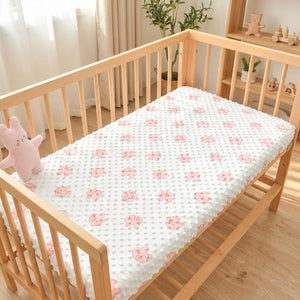 Drap-housse bébé motif petit cochon sur tissu à pois