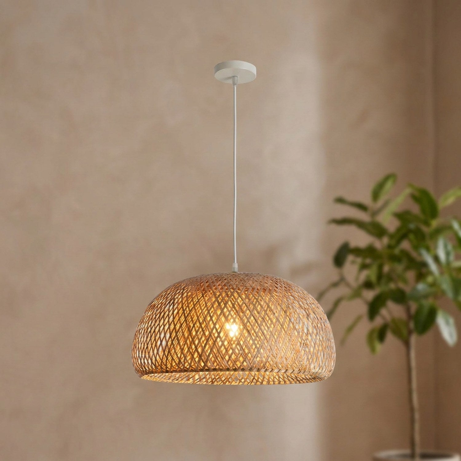 Suspension en bambou tressé avec câble blanc
