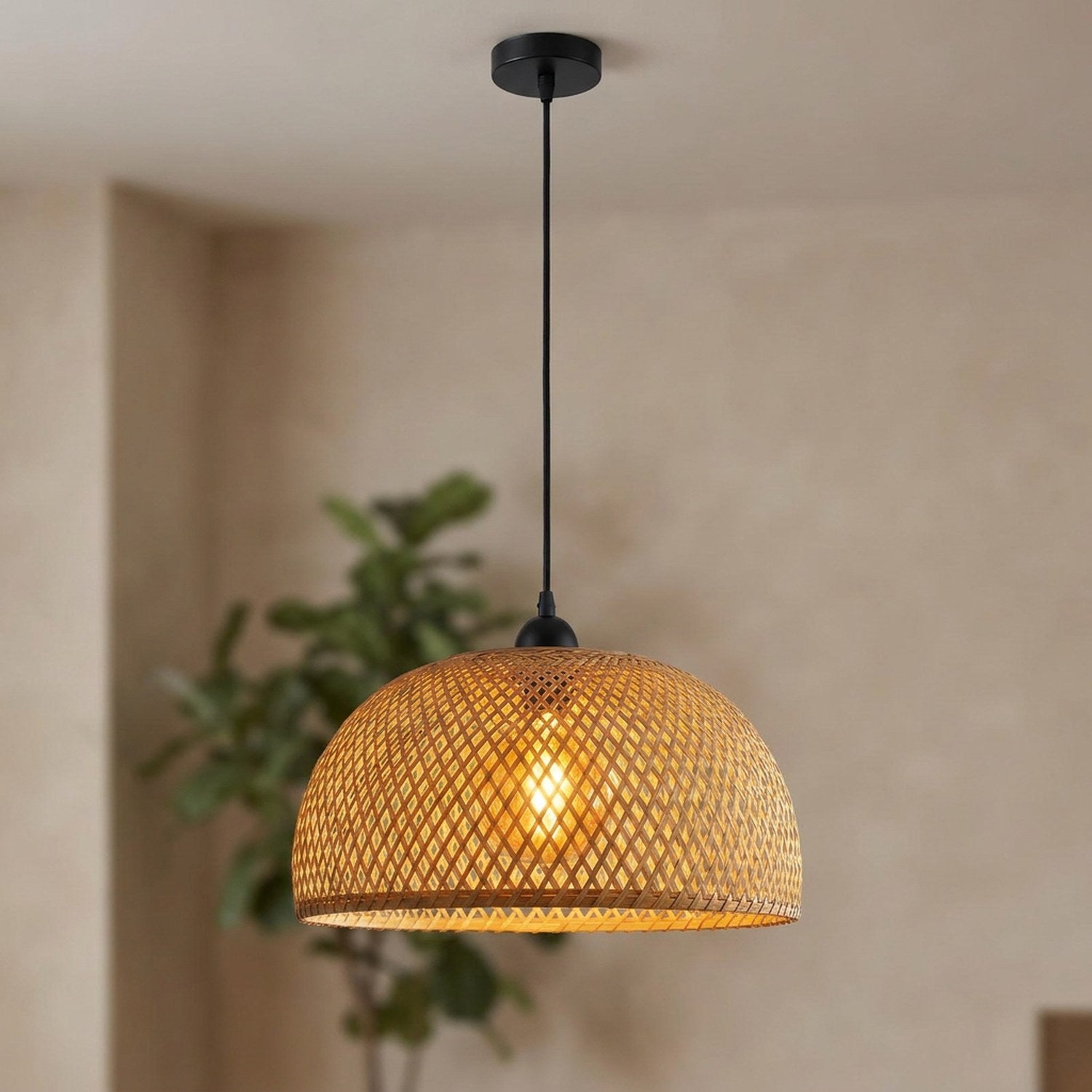 Suspension en bambou tressé avec câble noir