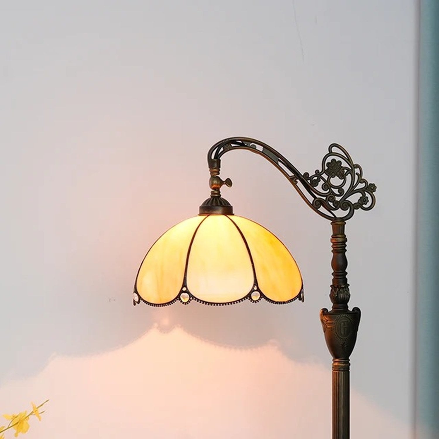Abat-jour vitrail du lampadaire style Tiffany uni ivoire festonné