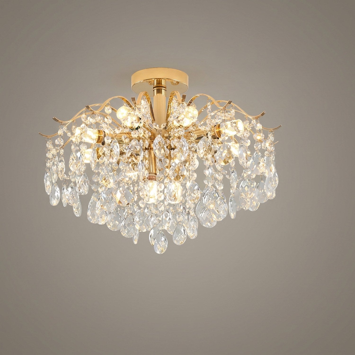 Lustre cristal doré version 10 lumières allumé au plafond