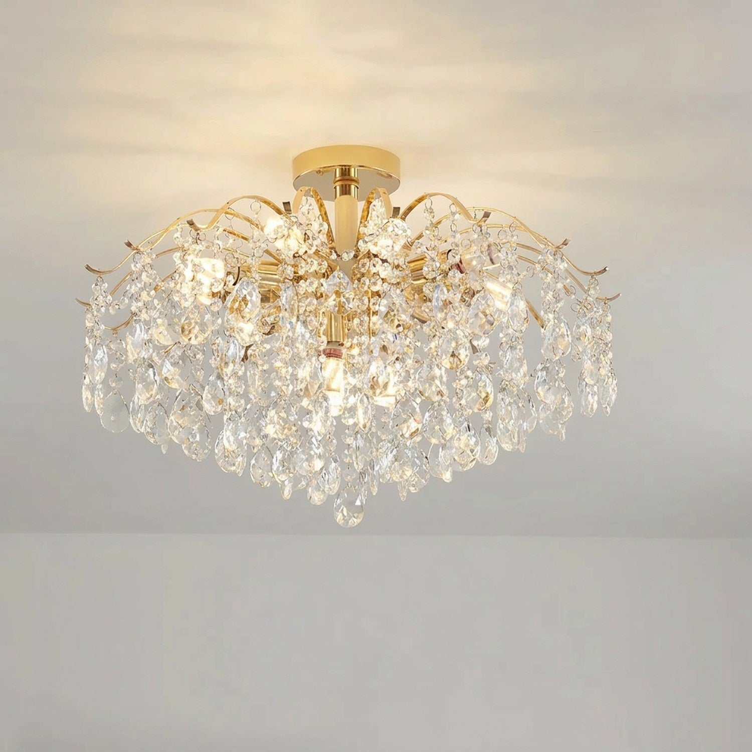 Lustre cristal doré version 12 lumières allumé au plafond