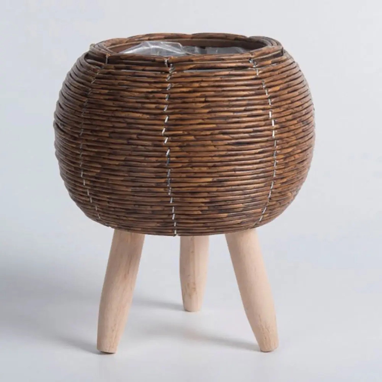 Cache-pot rotin boule brun foncé avec pieds en bois