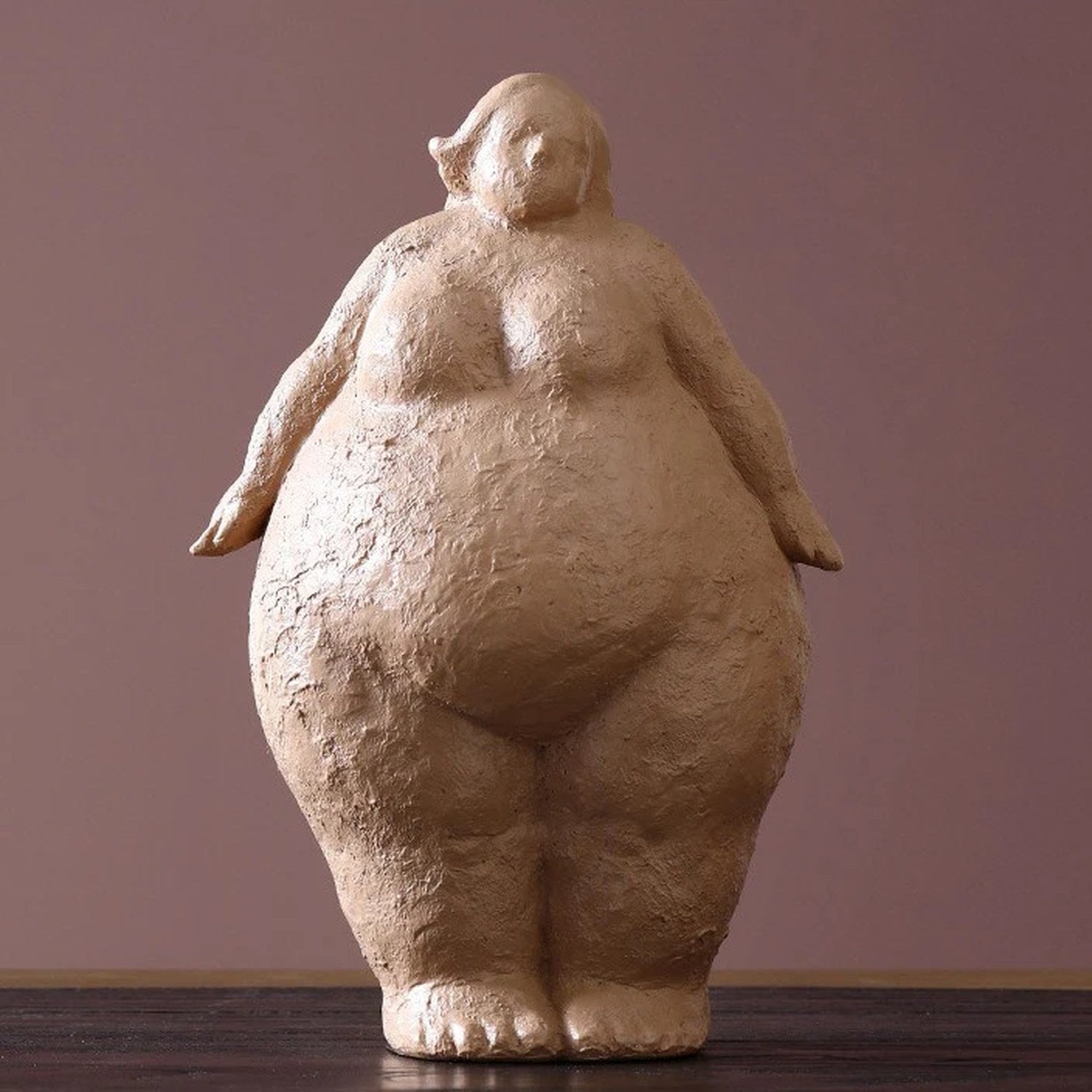 Figurine femme ronde debout couleur sable sculpture résine 27cm