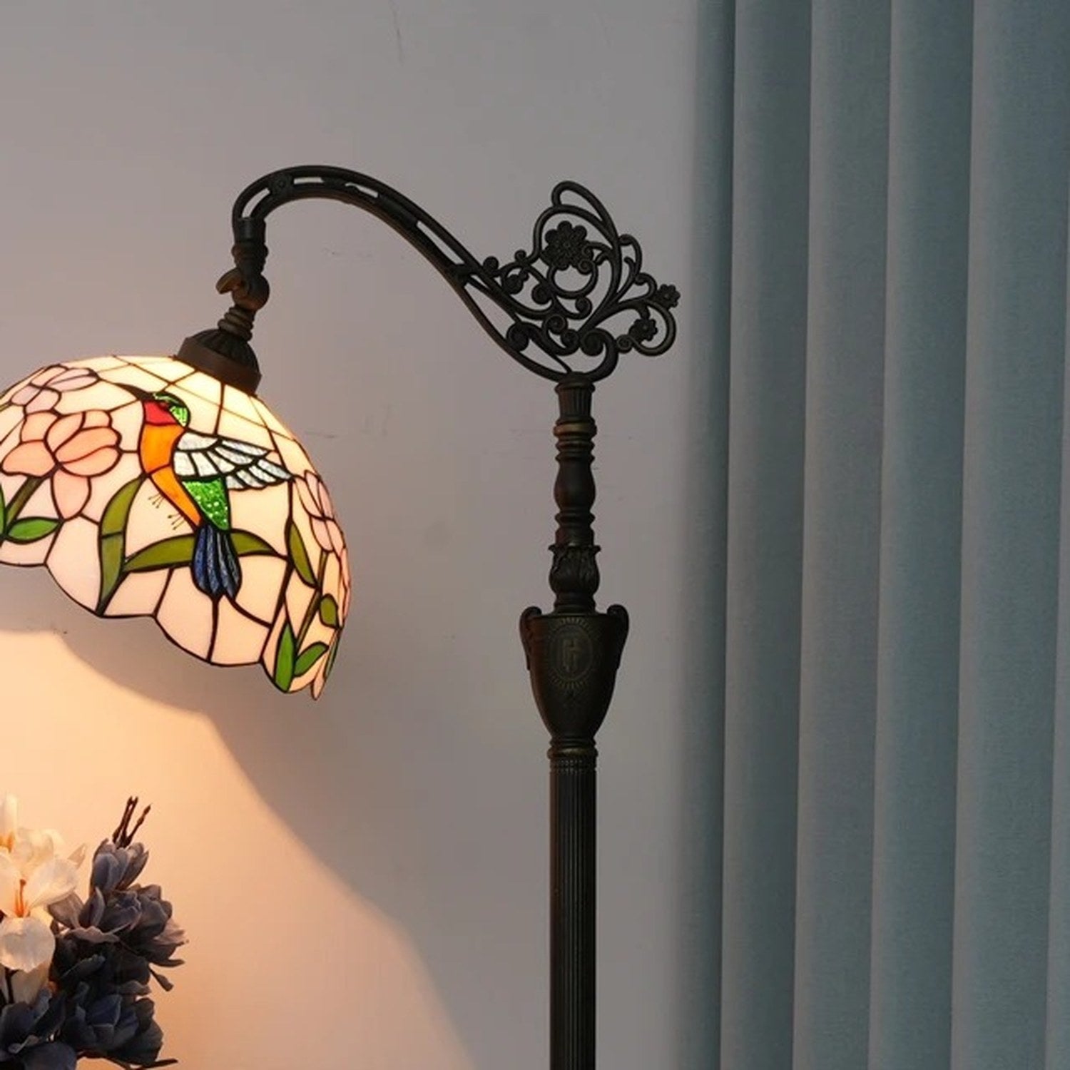 Abat-jour vitrail du lampadaire style Tiffany motif colibri sur fond crème