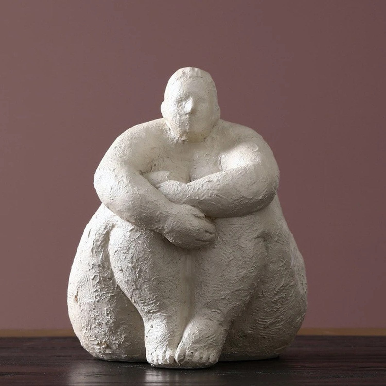 Figurine femme ronde assise blanche sculpture résine 18cm