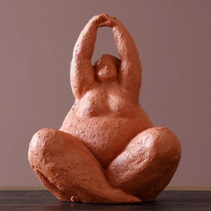Figurine femme ronde salutation terracotta bras levés yoga