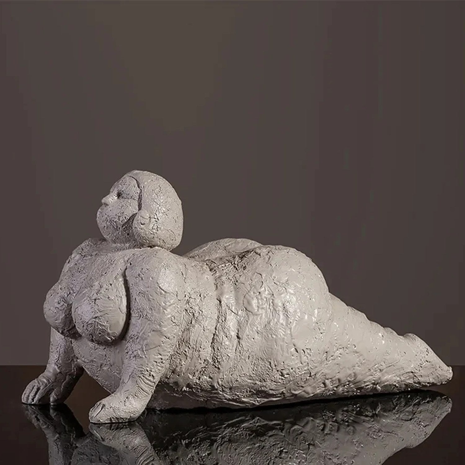 Figurine femme ronde allongée grise grande sculpture résine
