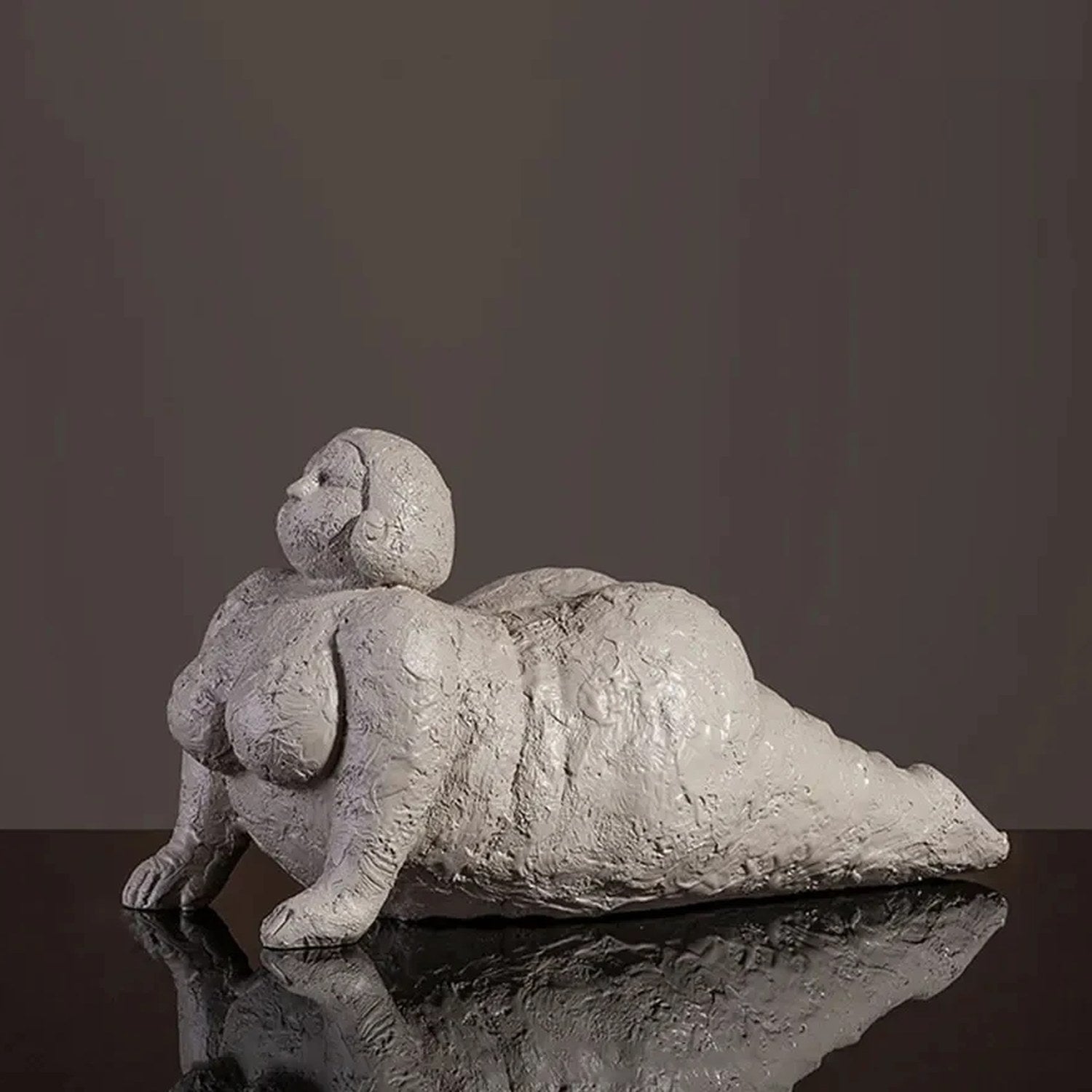 Figurine femme ronde allongée grise petite sculpture résine