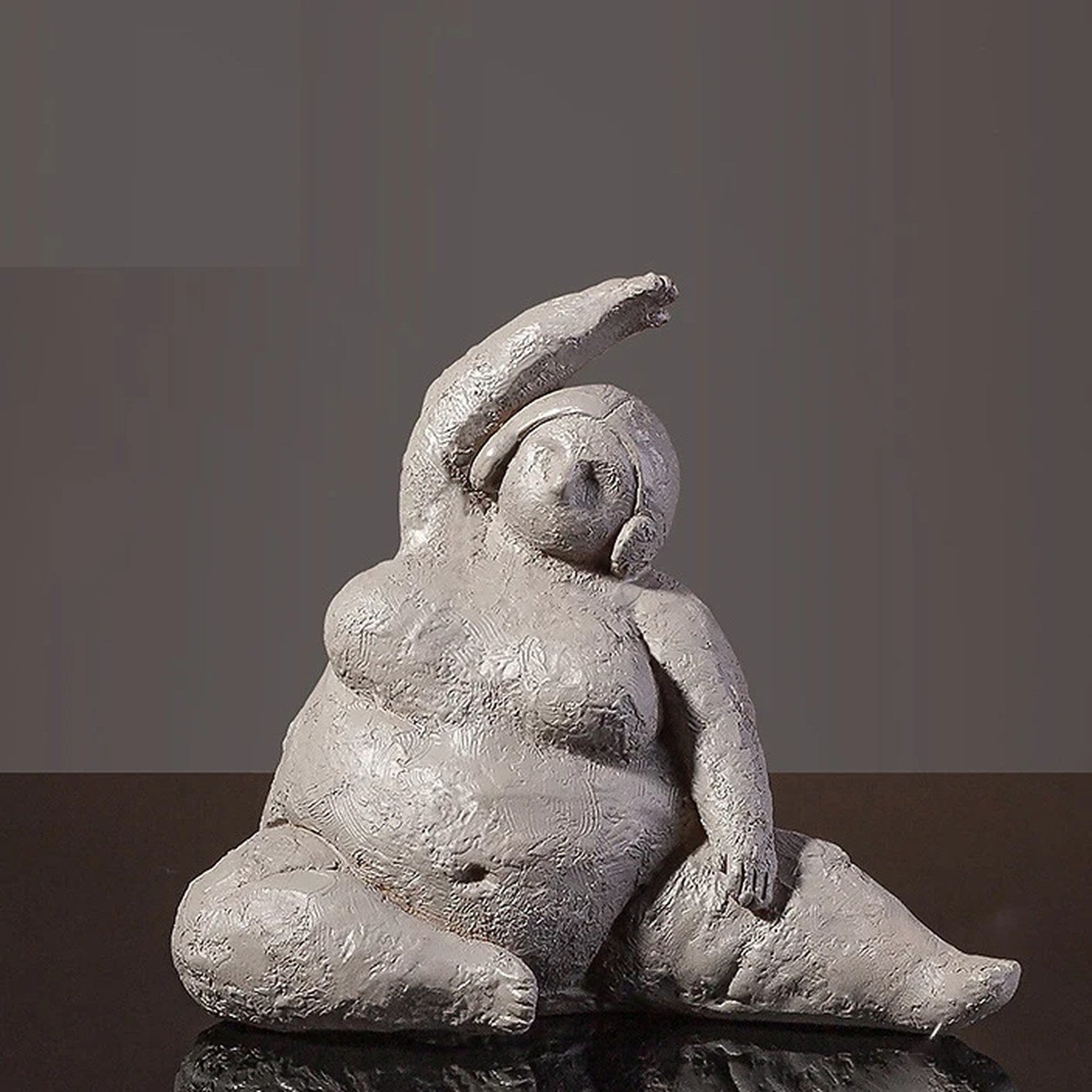 Figurine femme ronde étirement grise petite sculpture yoga