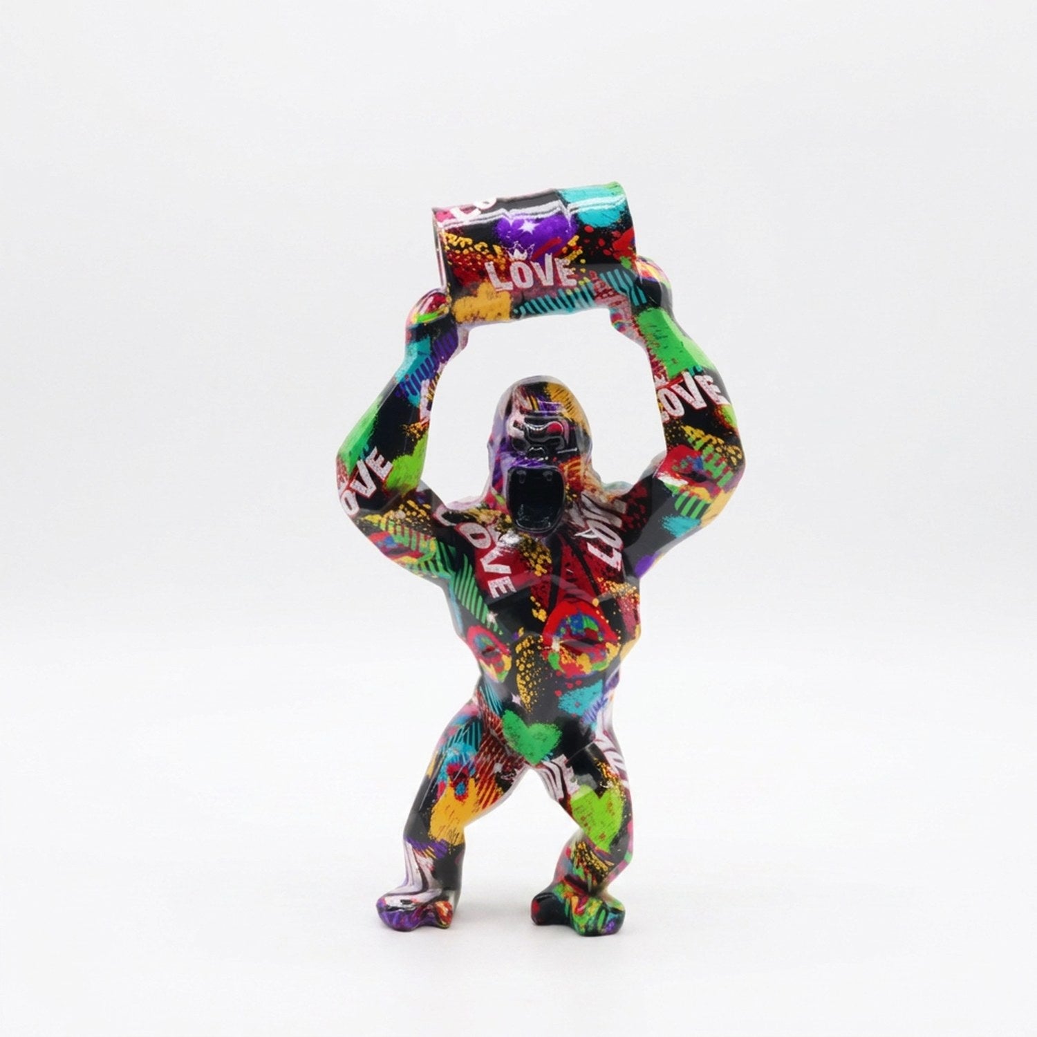 Statue gorille pop-art multicolore avec motifs et coeurs