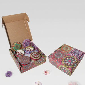Coffret de quatre bougies parfumées bohème aux motifs colorés