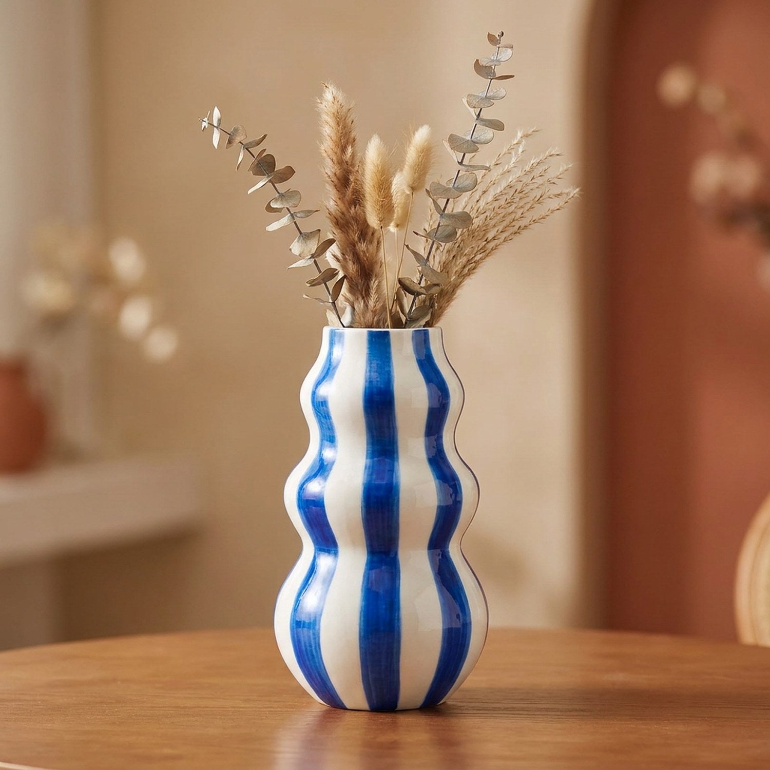 Grand vase en céramique à rayures bleues aux courbes ondulées