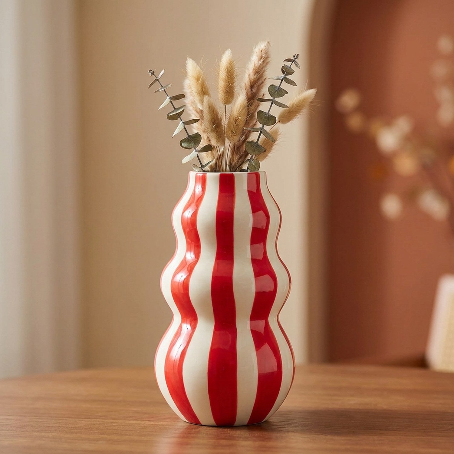 Grand vase en céramique à rayures rouges aux courbes ondulées