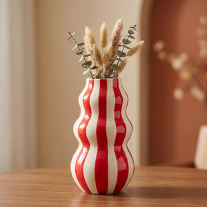 Grand vase en céramique à rayures rouges aux courbes ondulées