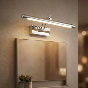 Applique murale miroir LED argentée chromée orientable au-dessus d'un miroir