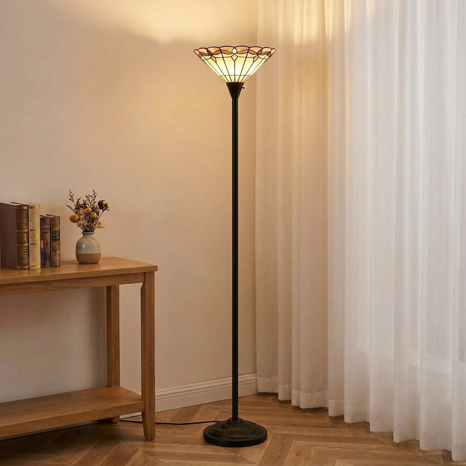 Lampadaire style Tiffany abat-jour vitrail beige crème dans un salon chaleureux