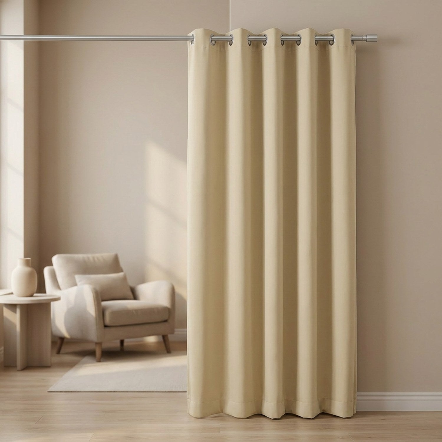 Rideau isolant thermique beige suspendu à une tringle à œillets