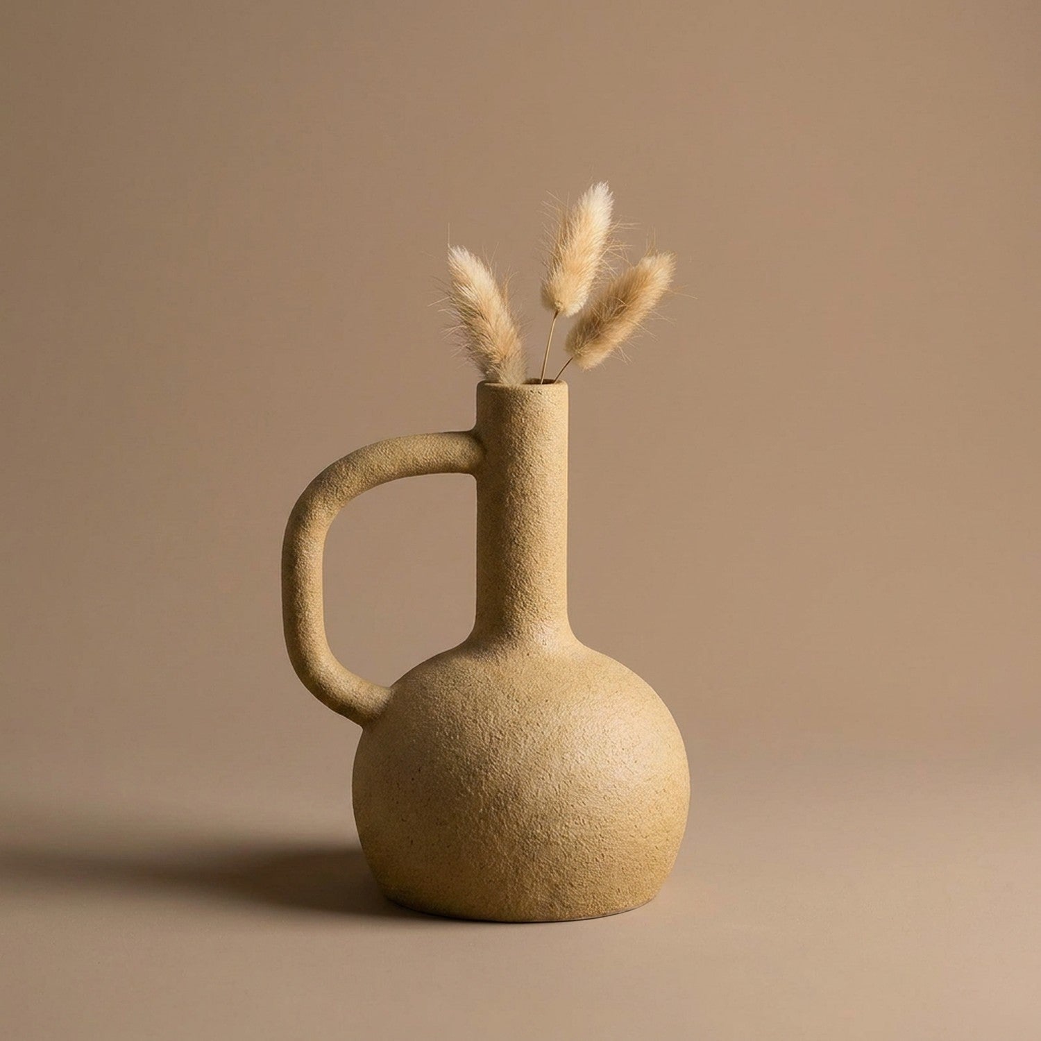 Vase en céramique beige sableux avec grande anse ronde et pampa séchée