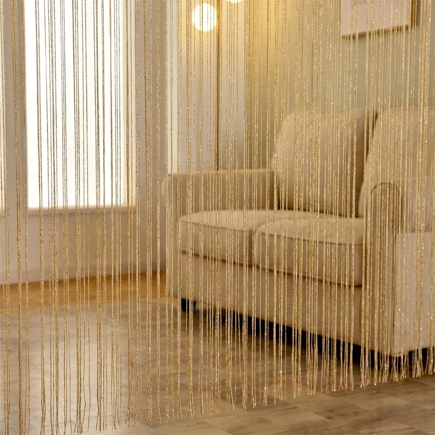 Rideau à fils pailleté beige champagne en séparation de pièce
