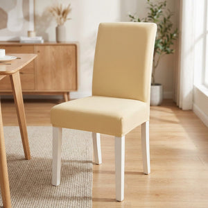 Housse de chaise beige extensible sur une chaise