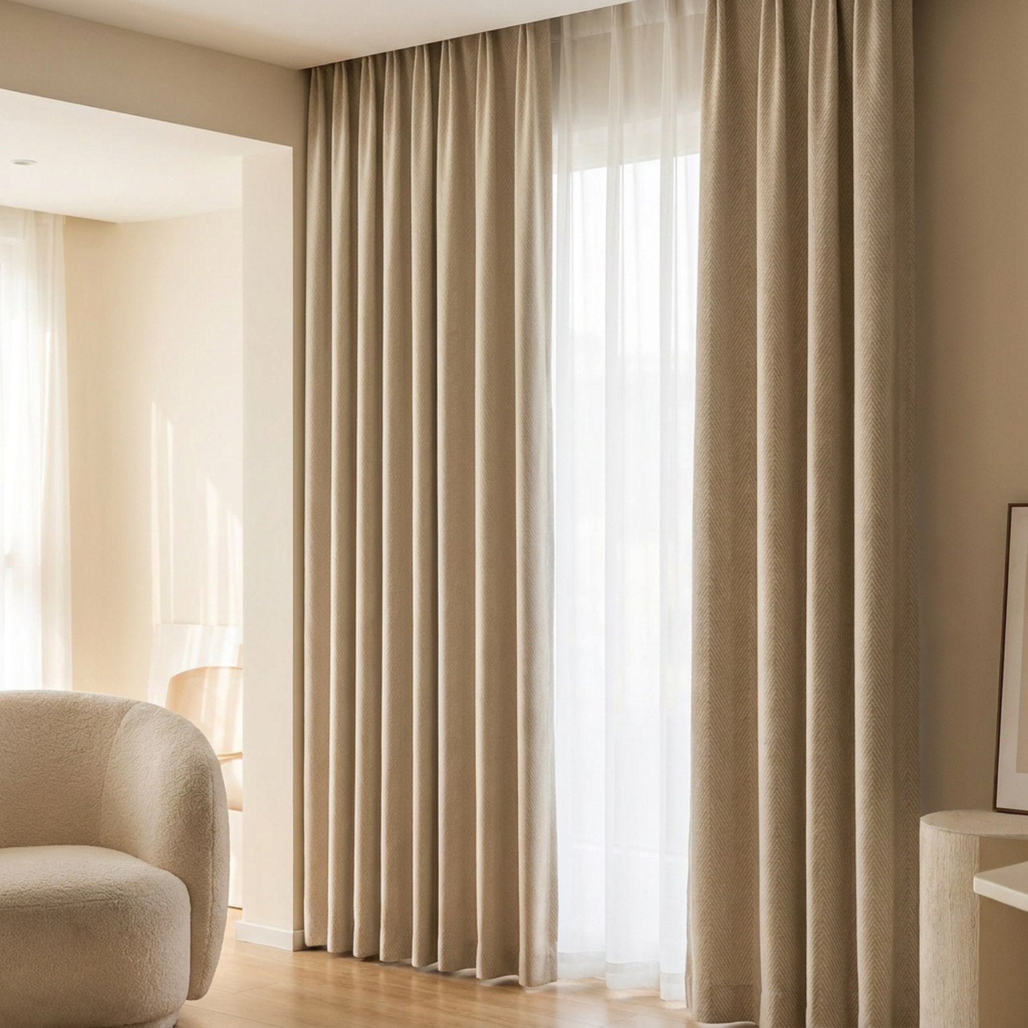 Rideau occultant beige suspendu devant une fenêtre lumineuse dans un salon moderne
