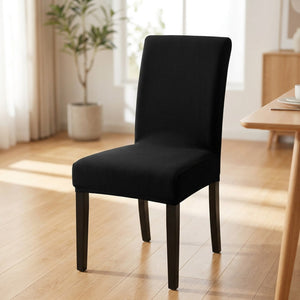 Housse de chaise noire extensible sur une chaise