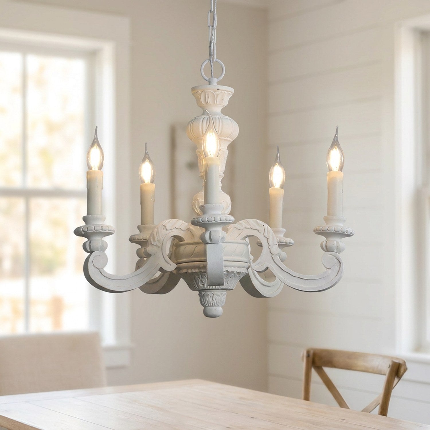 Lustre blanc à cinq bras et bougies stylisées