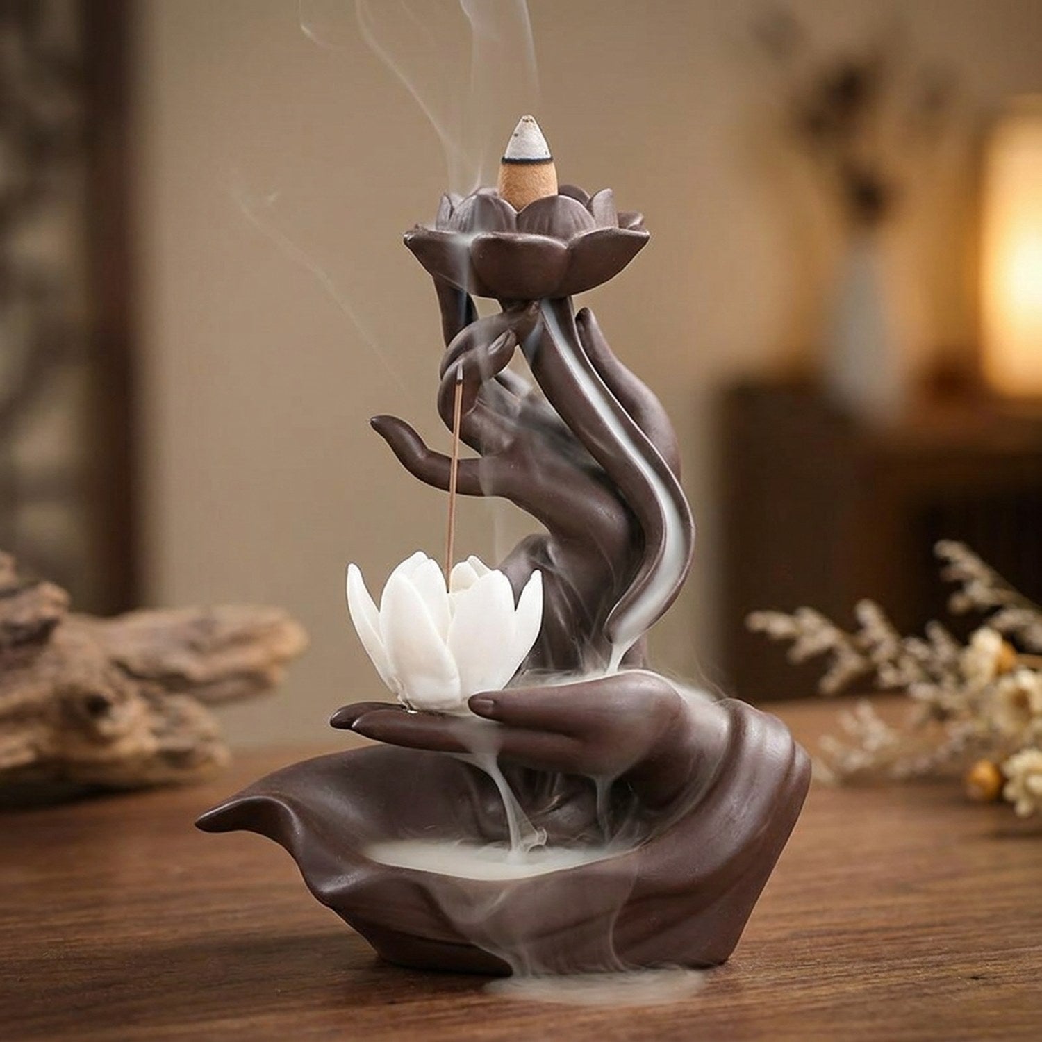 Brûleur d'encens à reflux en céramique brune avec lotus blanc
