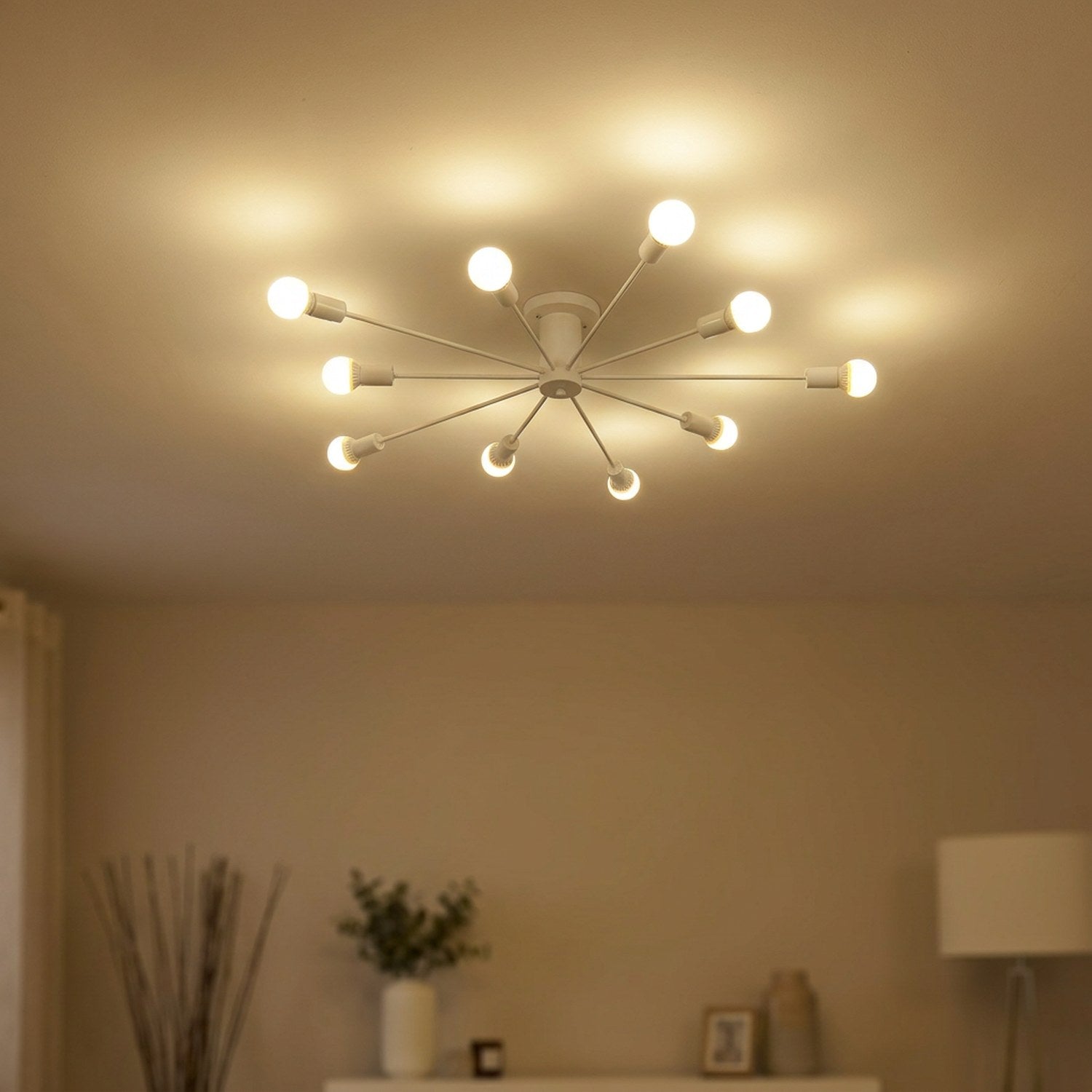 Plafonnier araignée blanc au design sputnik allumé