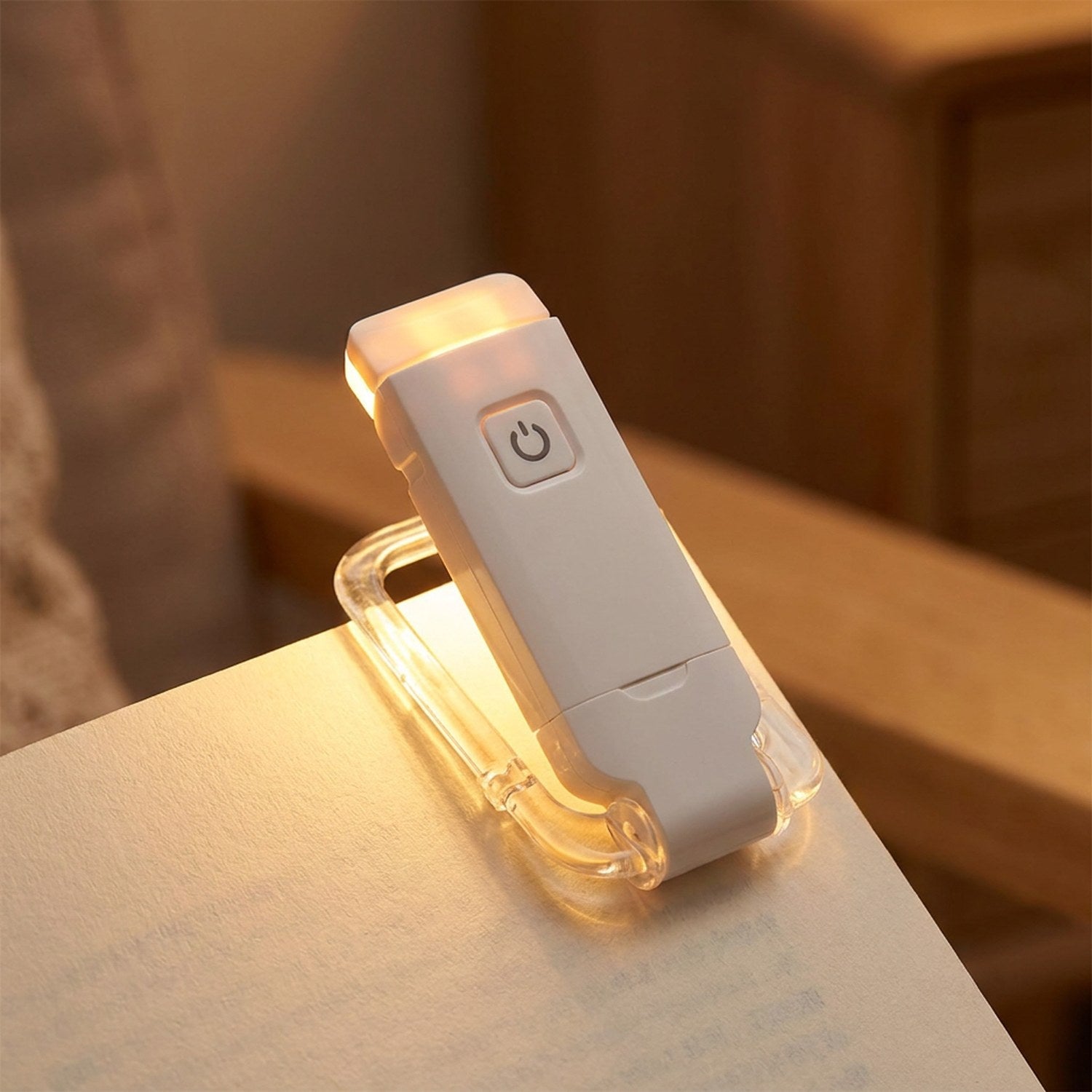 Lampe de lecture blanche à pince clipée sur un livre