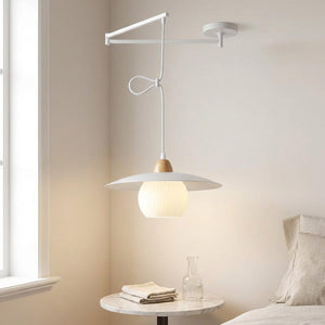 Lampe suspendue blanche, abat-jour globe en verre, dans une chambre lumineuse