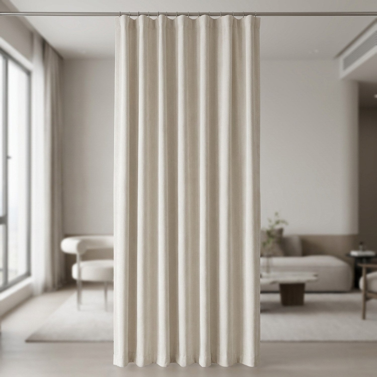 Rideau occultant velours chenille couleur blanche suspendu à une fenêtre