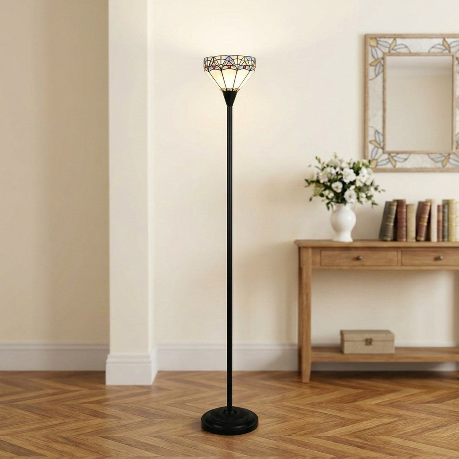 Lampadaire style Tiffany abat-jour vitrail blanc dans un salon lumineux