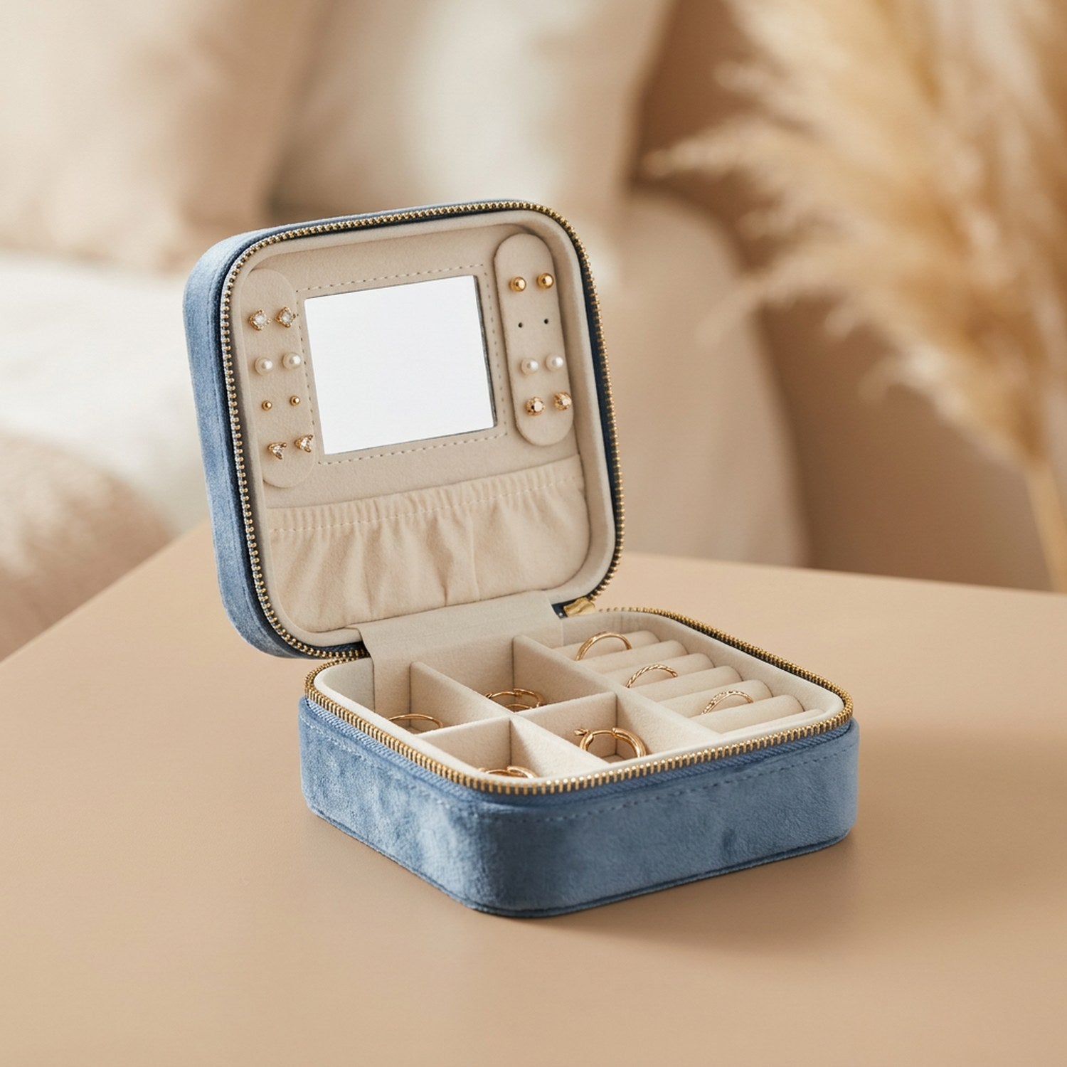 Boîte à bijoux de voyage en velours bleu ouverte avec miroir et rangements