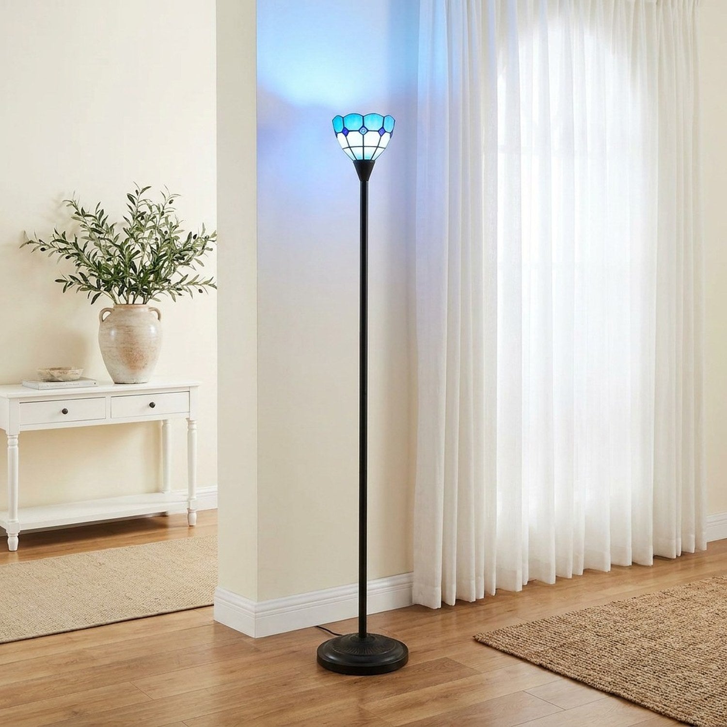 Lampadaire style Tiffany abat-jour vitrail bleu et blanc dans un salon serein