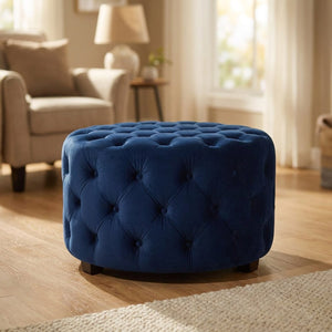 Tabouret pouf rond en velours bleu marine capitonné sur parquet