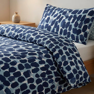 Parure de lit léopard bleu marine en gros plan sur un lit fait