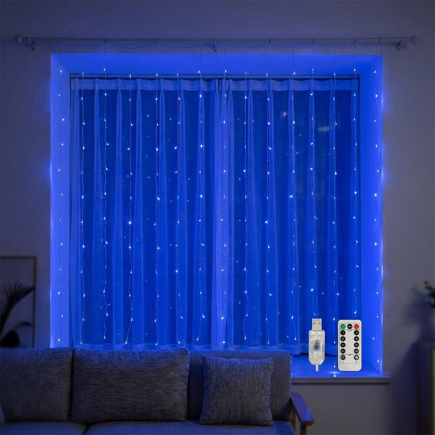 Rideau lumineux LED bleu suspendu derrière un canapé le soir