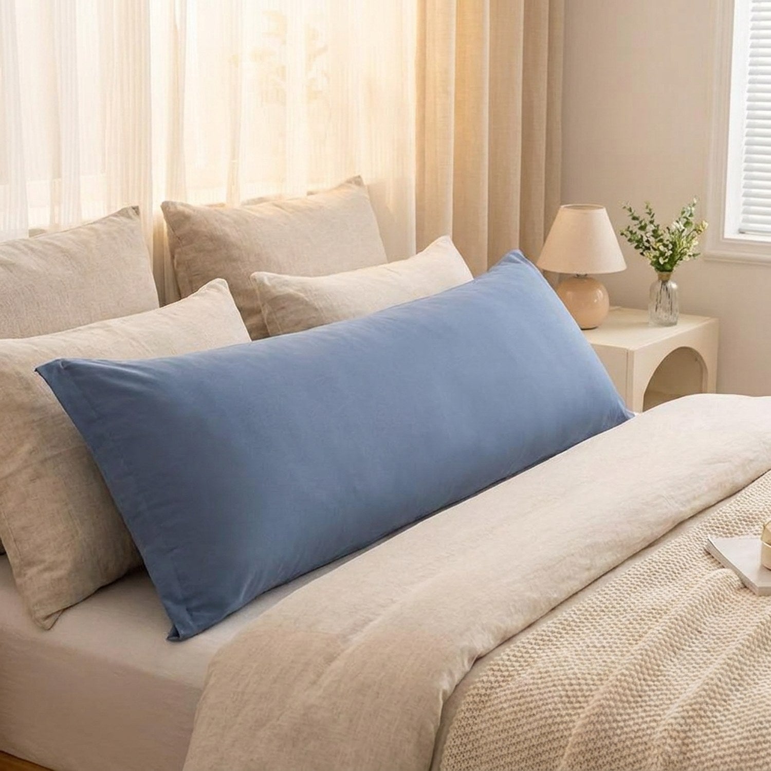 Taie d'oreiller longue couleur bleue gros plan sur lit