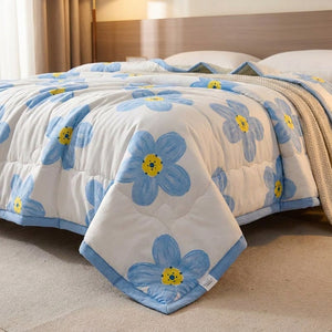 Couette d'été motif fleurs bleues vue de près