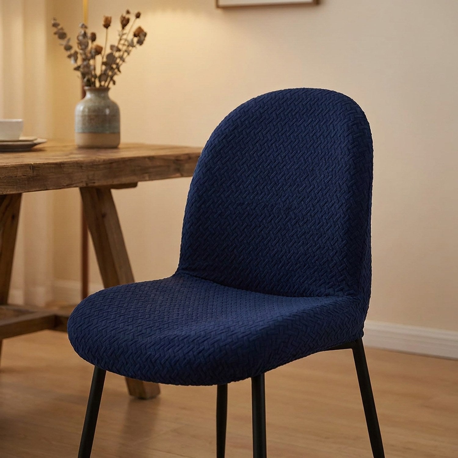 Housse de chaise jacquard bleu marine sur une chaise dans un intérieur chaleureux