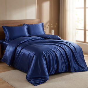 Parure de lit satin coloris bleu nuit sur un lit avec tête de lit en bois