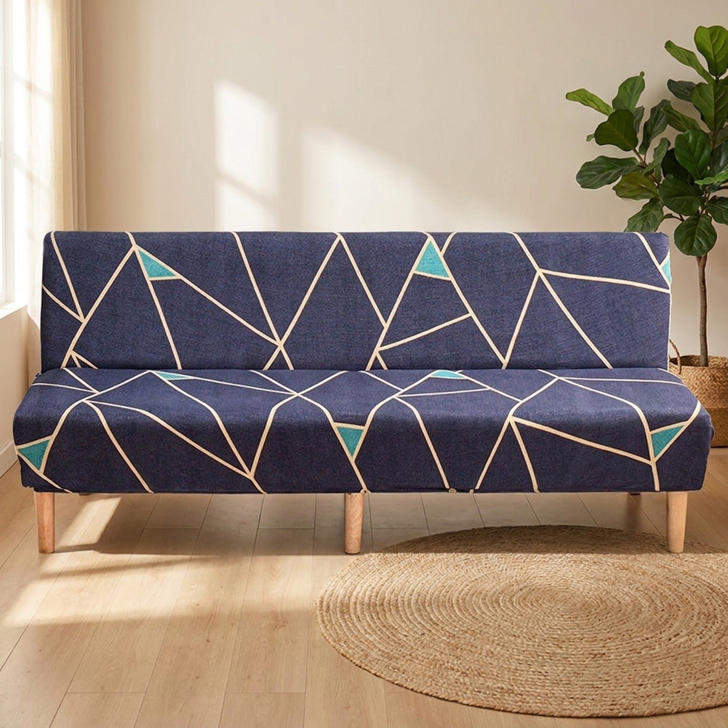Housse de canapé extensible bleu foncé à motif géométrique doré sur une banquette futon sans accoudoirs