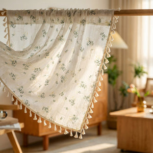Rideau bohème imprimé brins verts gros plan sur le tissu et les pompons