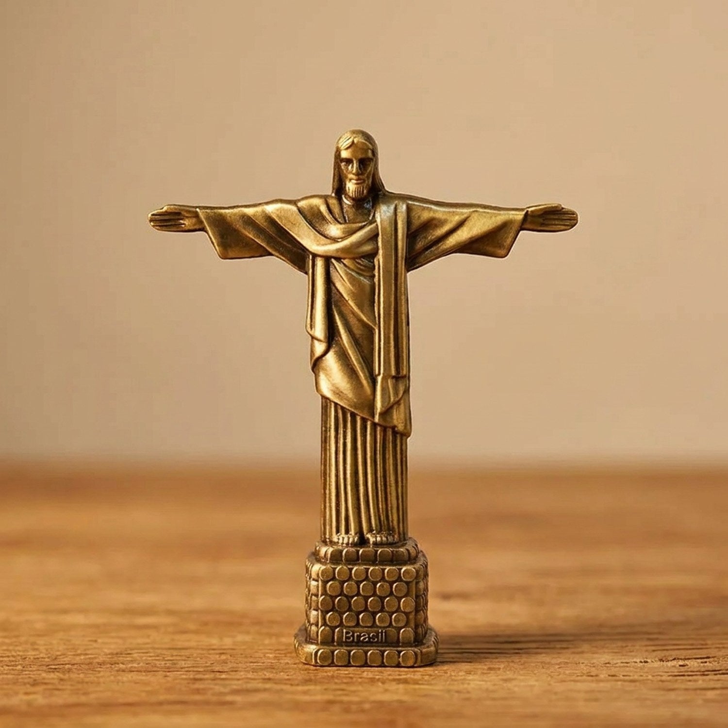 Statuette Christ Rédempteur finition bronze classique dorée sur surface bois