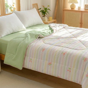 Couette légère à motif rayures pastel et cerises avec doublure vert amande