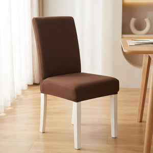 Housse de chaise marron extensible sur une chaise