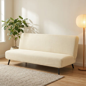 Housse de canapé convertible crème sur une banquette sans accoudoirs