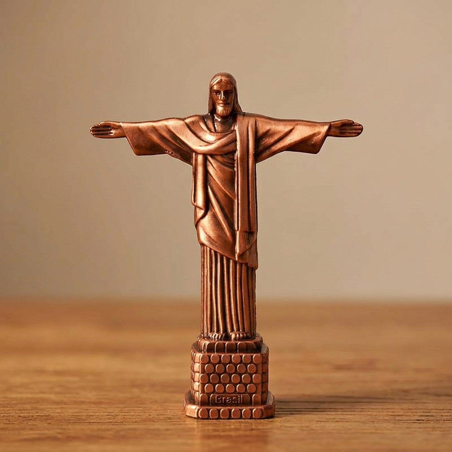 Statuette Christ Rédempteur finition cuivre rouge-brun sur surface bois